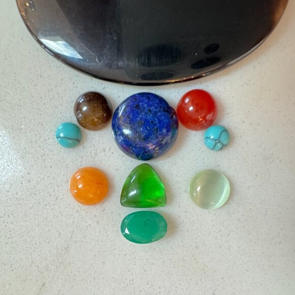 Cabochon and Gemstone Lot with Emerald, Jade, Green Onyx, Agate, and more - Picture 8 of 14